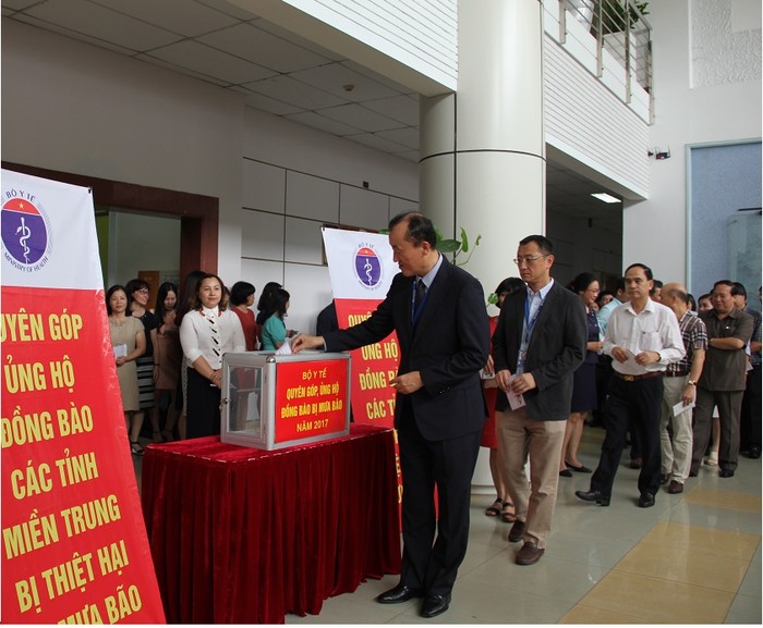 Ông Kidong Park - Trưởng đại diện WHO tại Việt Nam quyên góp, ủng hộ đồng bào các tỉnh miền Trung bị thiệt hại do cơn bão số 10.