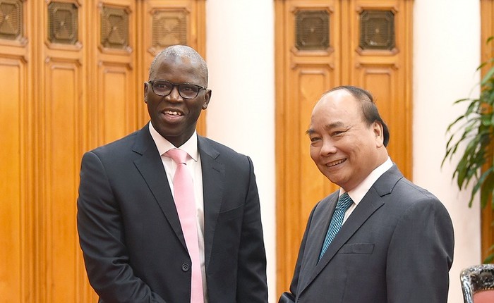 Thủ tướng Nguyễn Xuân Phúc tiếp Giám đốc Quốc gia Ngân hàng Thế giới (WB) tại Việt Nam - ông Ousmane Dione, ngày 20/9. ảnh: vgp.