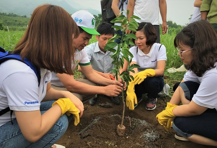 Lãnh đạo và nhân viên Panasonic trồng tặng cam cho đồng bào tái định cư khu vực thủy điện sông Đà.