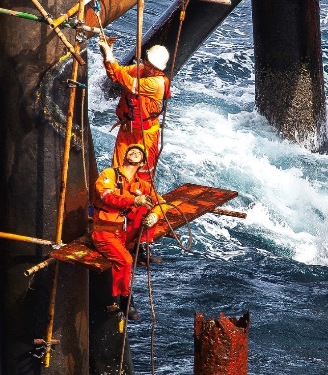 Những người thợ xây lắp dầu khí biển.