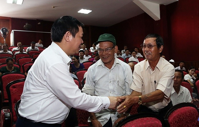 Phó Thủ tướng Vương Đình Huệ thăm hỏi các cử tri Hà Tĩnh. ảnh: vgp.