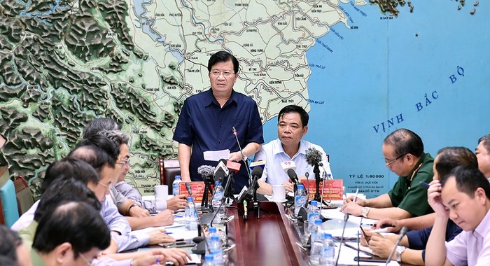 Phó Thủ tướng Trịnh Đình Dũng chủ trì cuộc họp khẩn với các thành viên Ban Chỉ đạo Trung ương về phòng chống thiên tai để triển khai các biện pháp ứng phó chiều 11/10. ảnh: vgp.