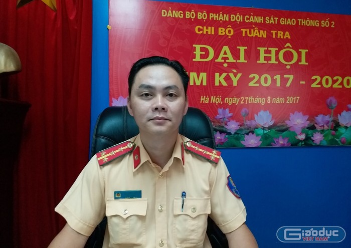 Đại úy Nguyễn Tuấn Cường – Phó Đội trưởng Đội Cánh sát Giao thông số 2 được vinh danh gương tiên tiến điển hình của Thủ đô Hà Nội năm 2017. ảnh: NQ.