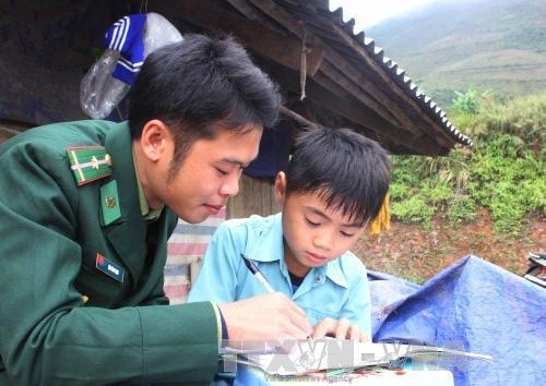 Ngoải nhiệm vụ tuần tra bảo vệ biên cương, các chiến sĩ biên phòng còn giúp dân xây dựng nông thôn mới, dạy chữ cho trẻ em nghèo. ảnh: TTXVN.
