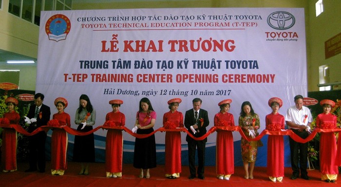 Đại diện Bộ Công thương, Tỉnh Hải Dương, Công ty Toyota Việt Nam và Trường Đại học Sao Đỏ cắt băng khai trương trung tâm đào tạo Toyota tại trường ĐH Sao Đỏ.