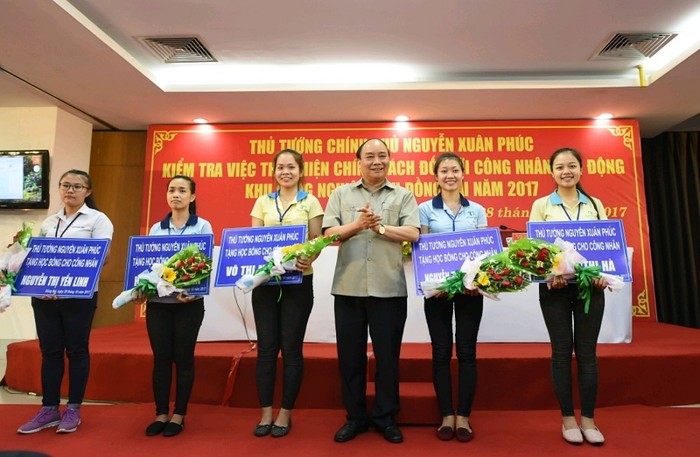 Thủ tướng Nguyễn Xuân Phúc trao quà cho các công nhân. - Ảnh: VGP/Quang Hiếu.