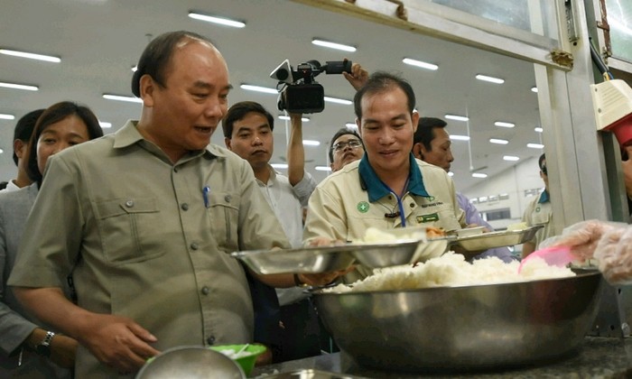 Thủ tướng dùng cơm cùng công nhân tại nhà ăn tập thể. ảnh: vgp.