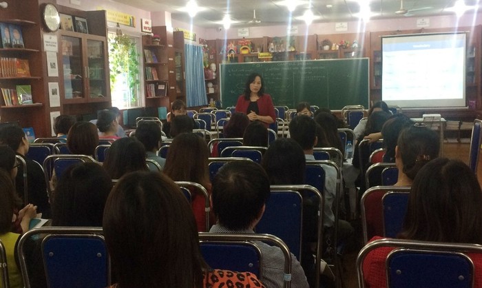 Tiến sĩ Lê Thị Chính – Hiệu trưởng Trường Trung học Cơ sở-Trung học Phổ thông Newton chia sẻ về kinh nghiệm của nhà trường dạy Toán bằng tiếng Anh. ảnh: ngs.