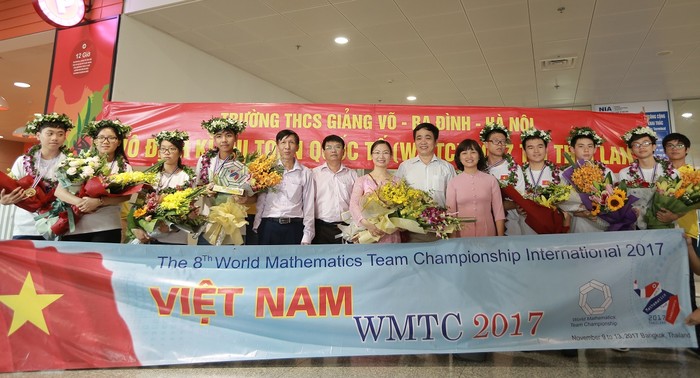 Các thầy cô Trường Trung học Cơ sở Giảng Võ đón học sinh tại sân bay Nội Bài, chúc mừng thành tích xuất sắc của 8 học sinh. ảnh: giangvo-hn.edu.vn