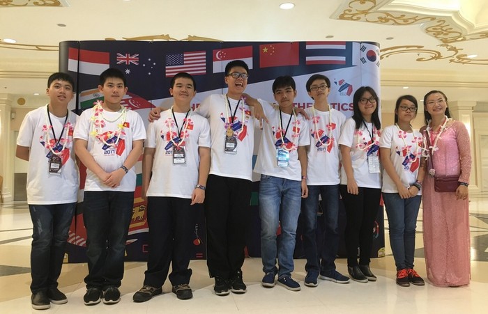 8 học sinh xuất sắc của Trường Trung học Cơ sở Giảng Võ giành Huy chương Vàng tại kỳ thi Vô địch các đội tuyển Toán thế giới lần thứ 8 năm 2017 tại Thái Lan. ảnh: giangvo-hn.edu.vn