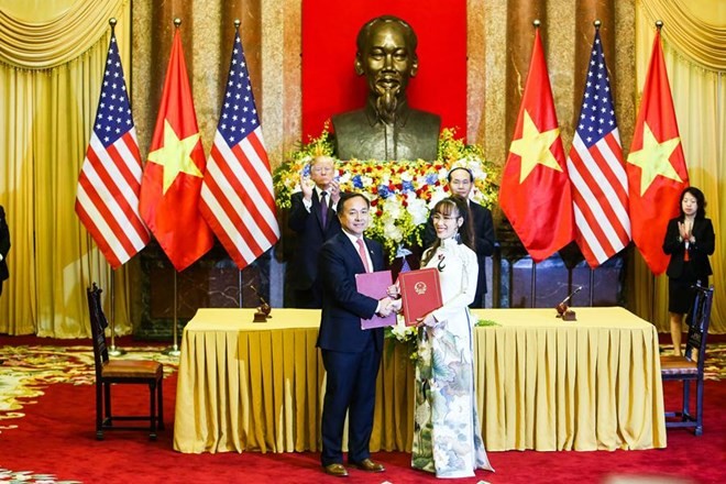 Bà Nguyễn Thị Phương Thảo - Tổng Giám đốc Vietjet ký thoả thuận trị giá 600 triệu USD mua động cơ máy bay của Mỹ. Ảnh: Vietjet