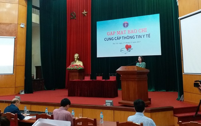 Bà Trần Việt Nga - Phó Cục trưởng Cục An toàn thực phẩm (Bộ Y tế) thông tin với báo chí về đề xuất cắt giảm thủ tục hành chính. ảnh: DL.