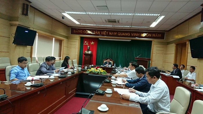 Thứ trưởng Bộ Y tế - ông Phạm Lê Tuấn chủ trì họp khẩn khắc phục hậu quả bão số 12. ảnh: moh.gov.vn