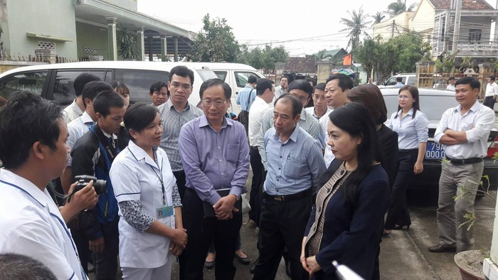 Bộ trưởng Nguyễn Thị Kim Tiến lắng nghe cán bộ y tế của trạm y tế phường Ninh Hòa- huyện Vạn Ninh báo cáo công tác khắc phục hậu quả bão số 12.