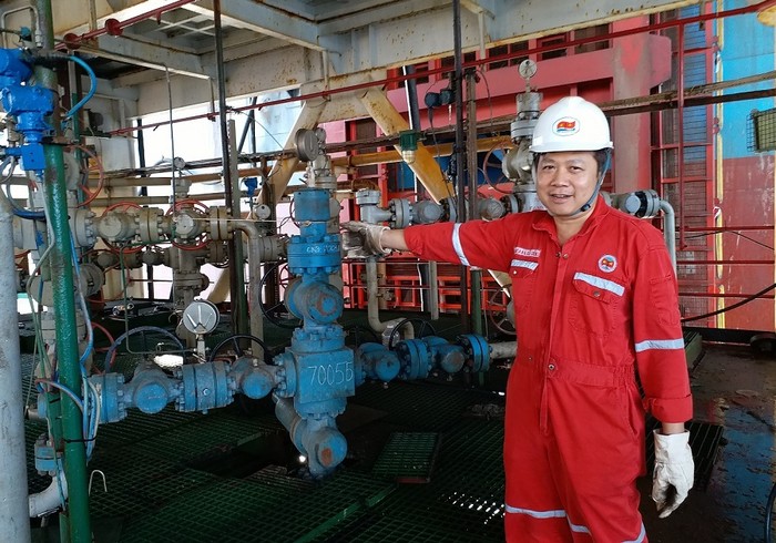 Giàn trưởng Nguyễn Hải giới thiệu về hệ thống khai thác dầu.