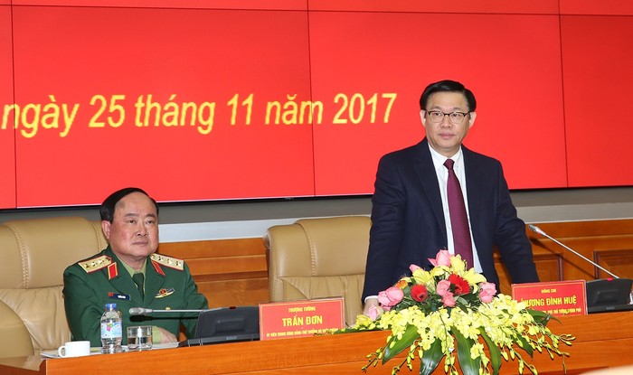 Phó Thủ tướng Vương Đình Huệ làm việc tại Bộ Quốc phòng ngày 25/11/2017. ảnh: Tạp chí Đảng Cộng sản.