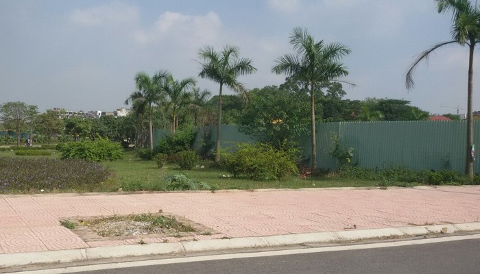 Hiện dự án khu cây xanh vườn hoa kết hợp bãi đỗ xe và nhà ở vẫn đang “đắp chiếu” và được quây tôn kín mít.