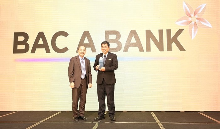 Ông Võ Văn Quang - Phó Tổng giám đốc Bac A Bank nhận giải thưởng &quot;Ngân hàng vì cộng đồng&quot;. ảnh: bacabank.