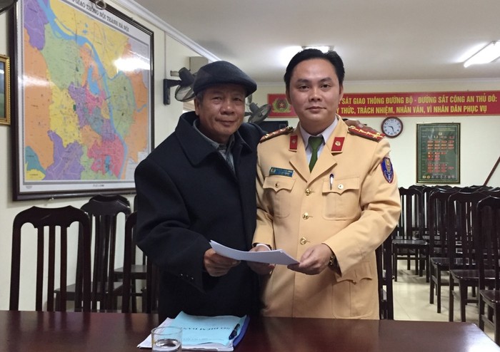Đại úy Nguyễn Tuấn Cường - Phó Đội trưởng Đội Cảnh sát Giao thông số 2 và các Hoàng Vân Điều (63 tuổi) từ Cao Bằng bắt xe khách về Hà Nội để đến nhận lại tài sản bị mất trộm.