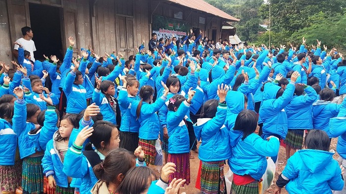 Bà Đỗ Thị Kim Liên - Lãnh sự Nam Phi tại Thành phố Hồ Chí Minh trao tặng 3.000 áo ấm, ủng và mũ len cho gần 3.000 học sinh và thầy cô giáo tại các điểm trường trung học cơ sở, tiểu học, mầm non tại hai huyện Nậm Ngà và Mường Tè.