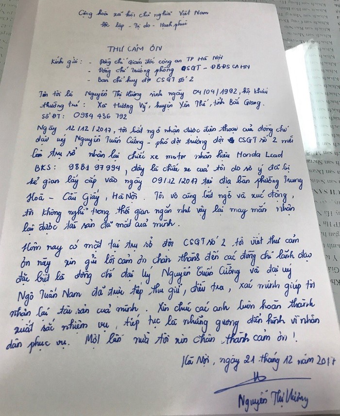 Chị Nguyễn Thị Hương xúc động viết thư cảm ơn các chiến sĩ đã tìm và trả lại chiếc xe bị đánh cắp 10 ngày trước. ảnh: GDVN.