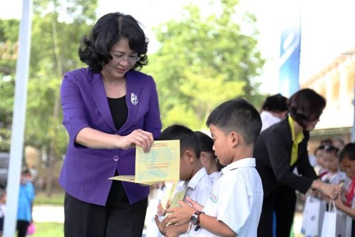 Phó Chủ tịch nước Đặng Thị Ngọc Thịnh trao sữa Vinamilk cho học sinh Quảng Nam. ảnh: VNM.