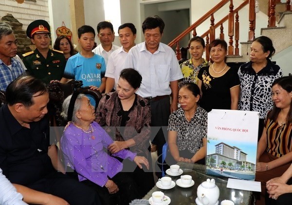 Chủ tịch Quốc hội Nguyễn Thị Kim Ngân tới thăm, tặng quà Mẹ Việt Nam Anh hùng. (Ảnh minh họa: Trọng Đức/TTXVN)