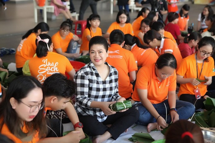 Lãnh sự Nam Phi tại Thành phố Hồ Chí Minh - bà Đỗ Thị Kim Liên truyền lửa cho hàng trăm sinh viên gói bánh chưng tặng người nghèo đón Tết. ảnh: Th.T.