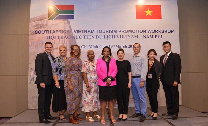 Đại sứ Nam Phi (áo hồng) chụp ảnh lưu niệm cùng bà Đỗ Thị Kim Liên.