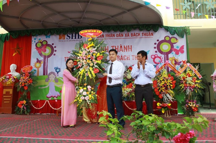 Đại diện SHB tặng cô và trò trường mầm non Bách Thuận (huyện Vũ Thư, tỉnh Thái Bình) một phần kinh phí xây dựng trường.