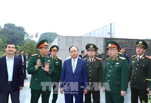 Thủ tướng Nguyễn Xuân Phúc làm việc với Ban Quản lý lăng Chủ tịch Hồ Chí Minh. ảnh: TTXVN.