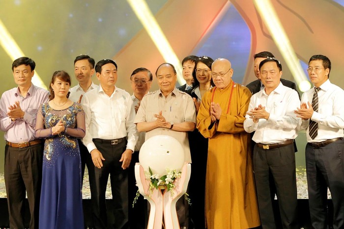 Phó Tổng Giám đốc Ninh Thị Lan Phương (Áo dài hàng trên) - đại diện SHB ủng hộ chương trình Chung tay vì người nghèo 2017.