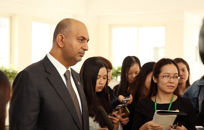 Bộ trưởng Bộ Thương mại và Công nghiệp Oman - ông Ali bin Masoud bin Ali al Sunaidy trả lời phỏng vấn của báo chí Việt Nam.