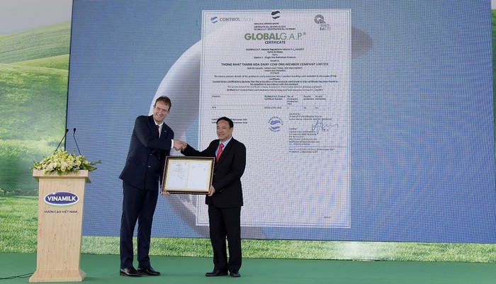 Ông Richard De Boer - Giám đốc tổ chức Control union trao chứng nhận Global Gap cho lãnh đạo trang trại. ảnh: Hoàng Hà.