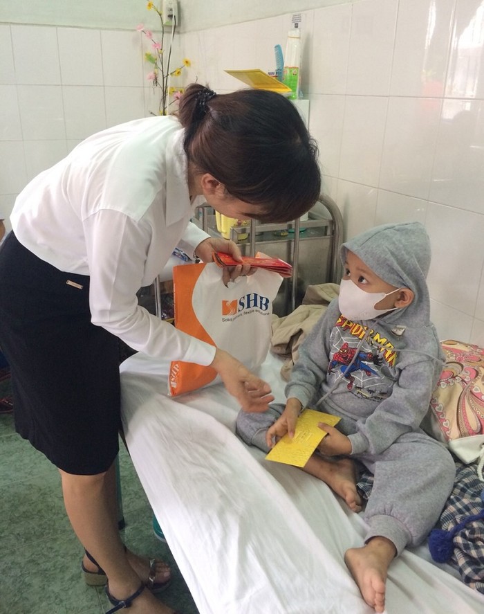 SHB chia sẻ với bệnh nhi nghèo tại Thành phố Hồ Chí Minh. ảnh: shb.