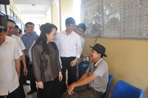 Bộ trưởng Y tế thăm hỏi người bệnh. ảnh: moh.gov.vn