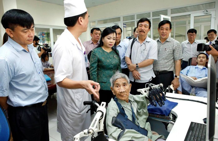 Bộ trưởng Nguyễn Thị Kim Tiến thăm bệnh nhân đang điều trị phục hồi chức năng tại Bệnh viện Điều dưỡng và phục hồi chức năng. ảnh: moh.gov.vn