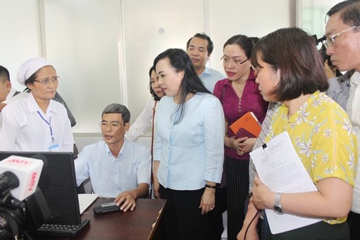 Bộ trưởng Nguyễn Thị Kim Tiến kiểm tra công tác y tế tại cơ sở. ảnh: moh.gov.vn