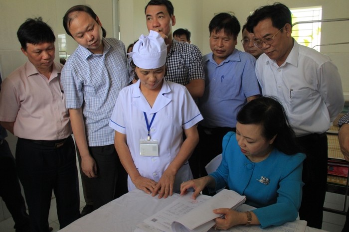 Bộ trưởng Nguyễn Thị Kim Tiến kiểm tra mạng lưới y tế cơ sở tại tỉnh Thái Bình. ảnh: moh.gov.vn