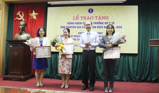 Thứ trưởng Lê Quang Cường trao bằng khen cho 3 chuyên gia của Dự án điều dưỡng-JICA. ảnh: moh.gov.vn