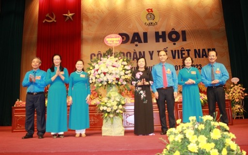 Bộ trưởng Nguyễn Thị Kim Tiến tặng hoa chúc mừng đại hội.