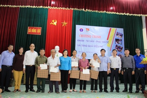 Bộ trưởng tặng quà thân nhân 10 gia đình nữ liệt sĩ tại ngã ba Đồng Lộc. ảnh: moh.gov.vn