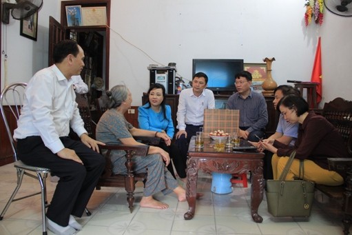Bộ trưởng cùng đoàn công tác thăm O du kích nhỏ Nguyễn Thị Kim Lai. ảnh: moh.gov.vn
