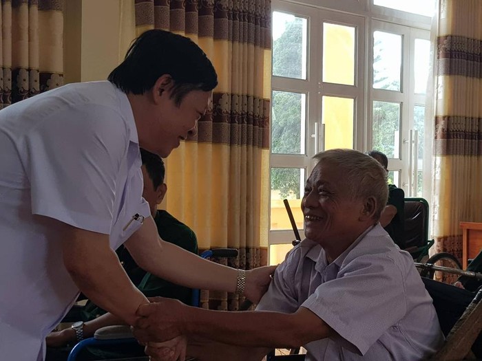 Thứ trưởng Nguyễn Viết Tiến thăm hỏi, động viên thương binh tại Trung tâm điều dưỡng người có công tỉnh Phú Thọ. ảnh: moh.gov.vn