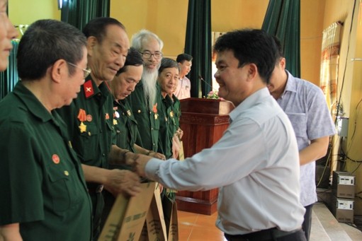 Thứ trưởng Phạm Lê Tuấn thăm các đồng chí cán bộ lão thành tại trung tâm điều dưỡng. ảnh: moh.gov.vn