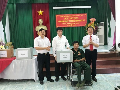 Thứ trưởng Trương Quốc Cường thăm, tặng quà Trung tâm điều dưỡng thương bệnh binh Duy Tiên.