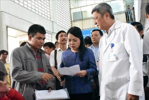 Bộ trưởng Y tế (giữa) kiểm tra công tác tiếp nhận hồ sơ khám bệnh. ảnh: moh.gov.vn