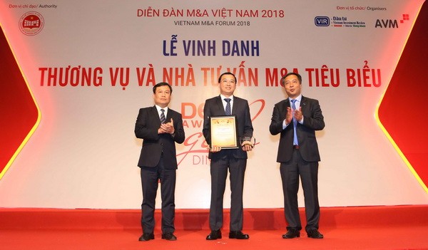 Ông Lê Thành Liêm – Giám đốc Điều hành Vinamilk (giữa) nhận giải tại diễn đàn.