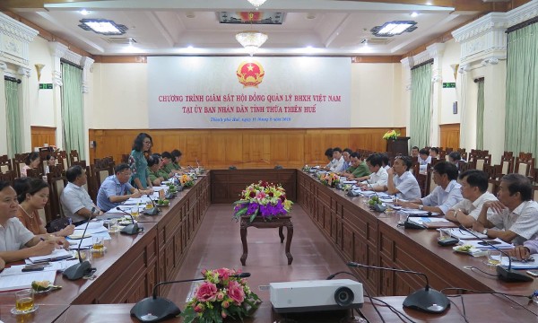 Đoàn giám sát làm việc tại Ủy ban Nhân dân tỉnh Thừa Thiên - Huế. ảnh: BAT