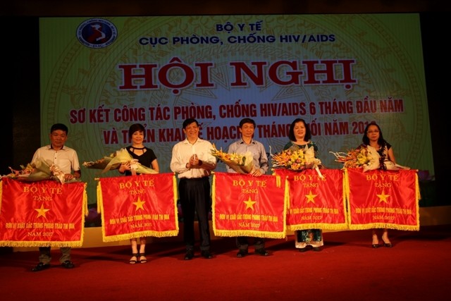 Thứ trưởng Nguyễn Thanh Long trao cờ thi đua của Bộ Y tế cho các đơn vị. ảnh: moh.gov.vn